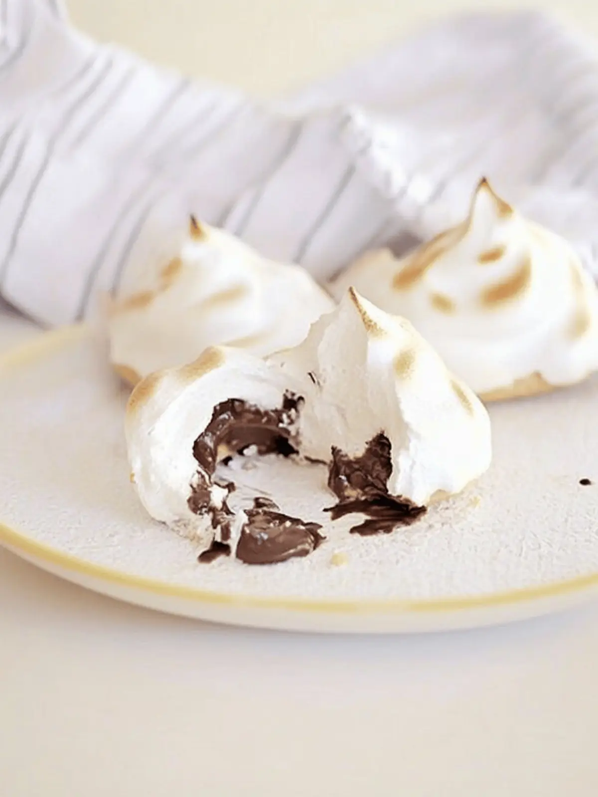 Decadent Nutella Meringue: A Sweet Dreamy Delight 4 Nutella Meringue